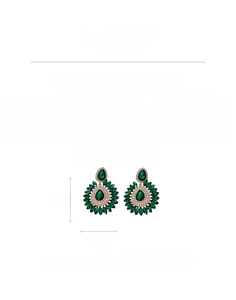 Détail de boucles d'oreilles émeraude avec cristaux et dimensions de 7,6 cm x 5,6 cm