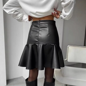 Mini-jupe en cuir PU noir à taille haute et ourlet à volants vue de l'arrière