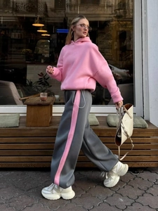Completo felpa con cappuccio rosa e pantaloni grigi a strisce per uno stile casual chic