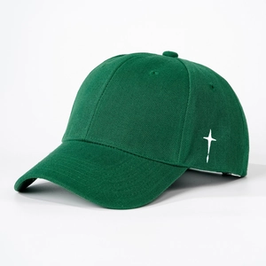 Détail de la casquette vert foncé avec broderie étoile blanche et texture en sergé de coton