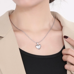 Collier avec pendentif cœur argenté sur mannequin montrant la chaîne et la clavicule
