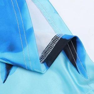 Vue macro détaillée de la double couture et de l'imprimé floral sur tissu élastique
