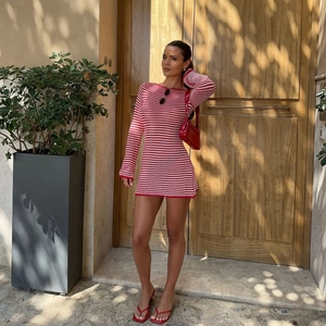 Gros plan sur la robe en tricot rayée rouge et blanc avec des détails de texture de qualité