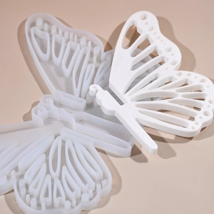 Makroaufnahme einer 3D-geschichteten Schmetterlingsform aus Silikon mit feinen Details