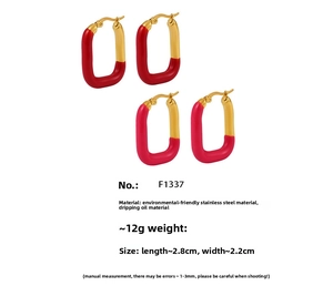 Détails des boucles d'oreilles U en acier doré avec finition émaillée rouge et rose