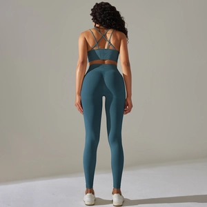 Dettaglio del set yoga a coste senza cuciture con reggiseno incrociato e leggings