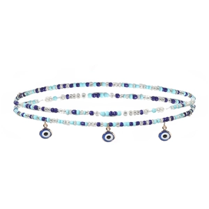 Détail d'une chaîne de taille bohème à trois couches en perles bleues avec œil porte-bonheur