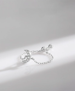 Dettaglio dell'anello lunare in argento S925 con micro-set di zirconi bianchi brillanti