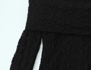 Gros plan sur la dentelle noire élégante et les broderies florales de la robe
