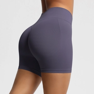 Détail du short de fitness sans couture à taille haute avec effet liftant gris violet