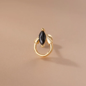 Makroaufnahme: Goldener Edelstahl Helix-Ohrstecker mit schwarzem Zirkon und Reifen-Detail