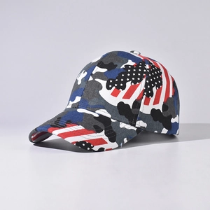 Détail du motif camouflage et du patch drapeau américain sur une casquette en coton
