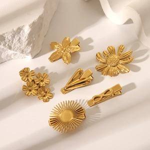 Ensemble détaillé de six barrettes à fleurs et formes géométriques en acier doré