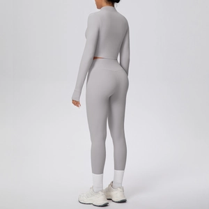 Détail d'un ensemble de yoga taille haute avec passe-pouces et veste zippée gris clair