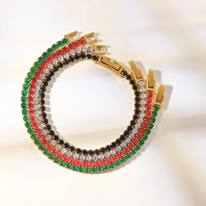 Détail de quatre bracelets tennis plaqués or 14K avec zircons de couleurs variées
