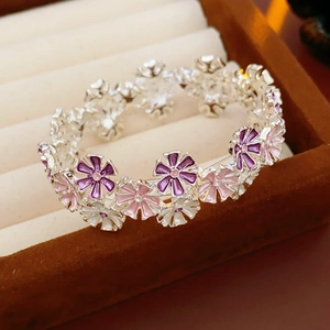 Detailansicht des bunten Emaille-Blumenarmbands in einer Schmuckschatulle