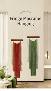 Detail eines handgewebten Wandteppichs mit Holzstange und gestuften Boho-Quasten