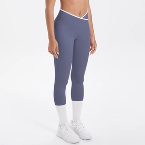 Détail du legging de yoga taille haute avec taille croisée en V blanc et tissu bleu doux