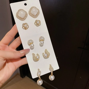 Set of 5 gold-tone French vintage earrings with pearls and crystals on card