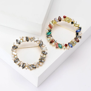 Elegant Round Wreath Brooch Pin For Women Alloy Rhinestone Crystal Faux Artificial Pearl Vintage Fashion Corset Clothing Accessories