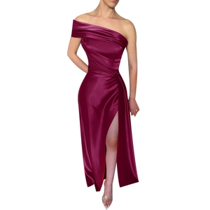Robe de soirée élégante en satin bordeaux avec une épaule dénudée, fente haute et plis