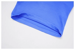 Vue macro de l'ourlet à double aiguille sur l'ensemble de yoga bleu roi sans couture