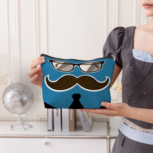 Pochette trucchi in lino con stampa blu gentleman tenuta in una stanza minimalista