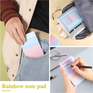 Blocco note to-do list arcobaleno sfumato che mostra l'uso portatile e sulla scrivania