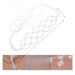 Détail macro du bandeau de mariée en cristal avec tissage fait main et rubans blancs
