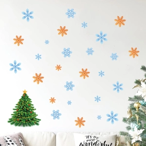 Adesivi murali fiocchi di neve blu e arancioni con albero di Natale su parete bianca del soggiorno