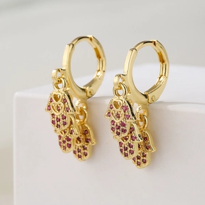Boucles d'oreilles créoles plaquées or 18K avec main de Fatma et zircons rouges