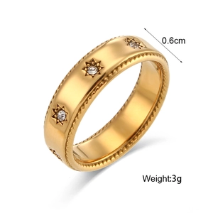 Bague en acier inoxydable plaqué or 18K avec motif étoile en zircon et bord dentelé