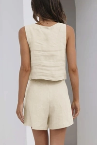 Vue arrière d'un ensemble en lin beige pour femme avec haut sans manches et short