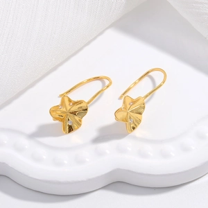 S925 Silber Gold Blumenohrringe mit Zirkon auf weißer Keramikplatte und weißer Spitze