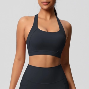 Detail van zwarte racerback sportbeha en yoga legging met hoge taille en matte afwerking