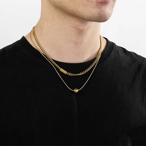 Collier double épaisseur en acier titane doré avec pendentif carré et maille gourmette