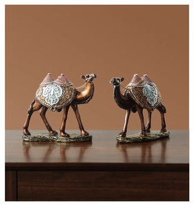 Details von eleganten Kamelstatuen aus Harz mit Bronze-Finish und feinen Metallschnitzereien