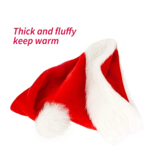 Détail du bonnet de Noël rouge montrant la bordure en peluche blanche et le velours chaud
