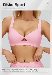Dettaglio reggiseno sportivo rosa con design a incrocio e fascia elastica con scritte