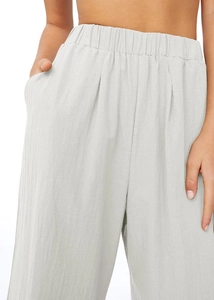 Vue détaillée de la taille haute élastique et texture du pantalon en lin gris clair
