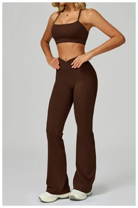 Détail du legging de yoga évasé marron à taille en V croisée et poches latérales pratiques