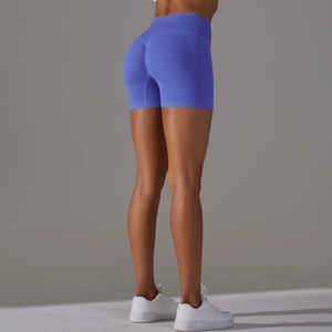 Dettaglio posteriore di pantaloncini da yoga blu a vita alta con effetto arricciato