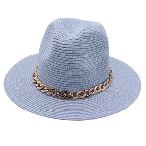 Hellblauer Strohhut Panama-Stil mit eleganter goldener Acrylkette für den Sommer