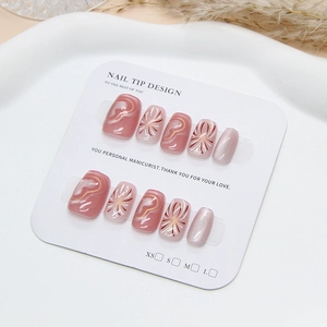 Faux ongles faits main élégants œil de chat rose avec motifs cœur et feu d'artifice