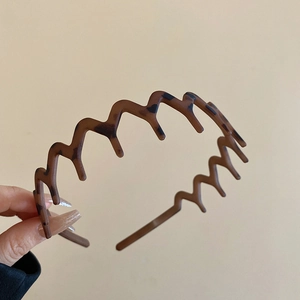 Detail of leopard print wavy headband showing non-slip texture and brown tortoiseshell pattern