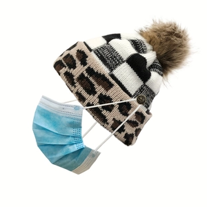 Bonnet en tricot léopard et damier avec pompon et bouton pour attacher le masque