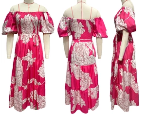 Détail de la robe longue rose à fleurs, épaules dénudées, manches bouffantes et volants