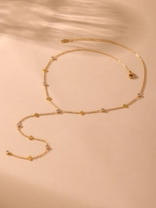 Détail du collier en Y en acier plaqué or 18k avec pendentif cœur et pierre zircon