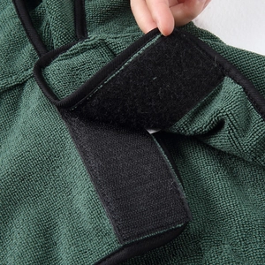 Dettaglio macro dell'asciugamano in microfibra per animali con chiusura in velcro nero