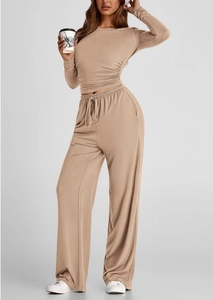 Dettaglio del crop top kaki a maniche lunghe con arricciatura e pantaloni larghi